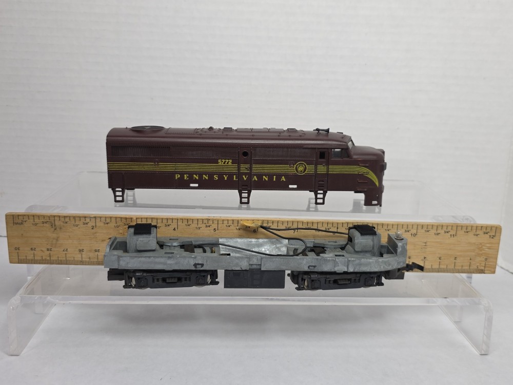 Roco HO Scale Dummy Pennsylvania PRR 5772 FA Diesel Locomotive Need Rear Coupler