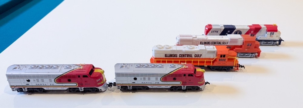 Lot of 5 HO Scale Locomotives: Santa Fe Illinois Central Gulf Bicentennial (#3)