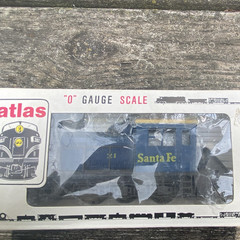 Atlas O Gauge Switcher Locomotive Santa Fe 6121 Analog Blue Yellow Gray