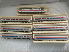 BACHMANN 951 AMTRAK LOCOMOTIVE WITH SIX CARS 21917 LOCOMOTIVES
