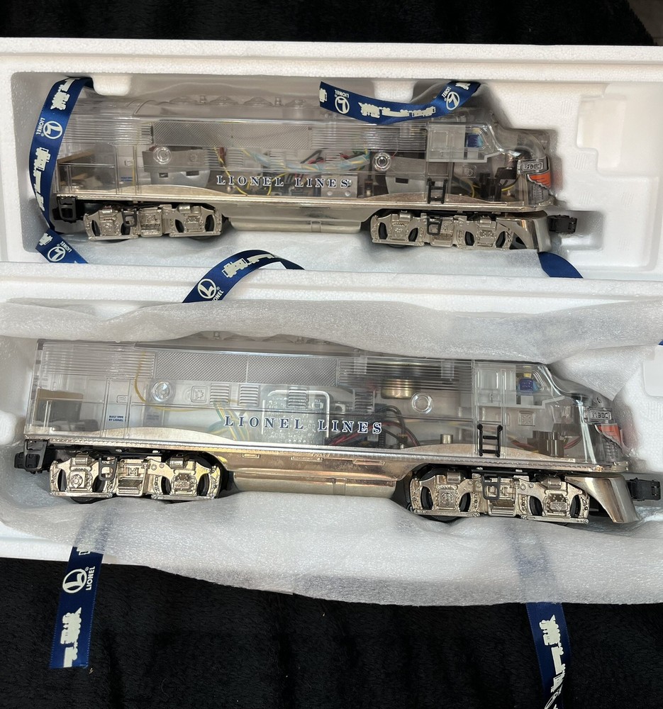 LIONEL 6-38151 F3A POWERED & 6-38152 F3A NON-POWERED CLEAR CAB LOCO SET