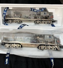 LIONEL 6-38151 F3A POWERED & 6-38152 F3A NON-POWERED CLEAR CAB LOCO SET