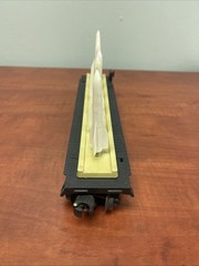 LIONEL 6844 FLAT CAR WITH 6 MISSILES O GAUGE