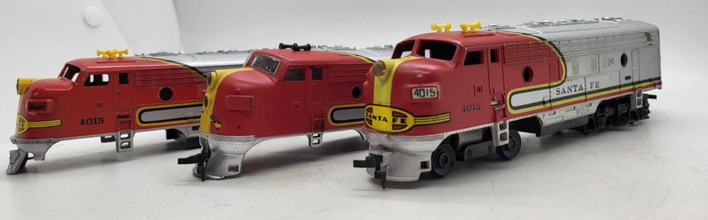 JUNK YARD SALE HO SCALE DIESEL ENGINE AND & BODIES, SANTA FE NO. 4015, VG Cond.