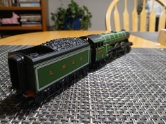 Modern OO/HO scale Hornby 4-6-2 “Flying Scotsman” #4472 Steam Locomotive w/Smoke
