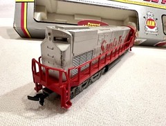 AHM HO Scale Santa Fe C628 Diesel Locomotive Set – Powered & Nonpowered #16722