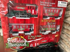 Christmas Train Set Locomotive Holiday Memories 32 pc G Gauge Batteries Included