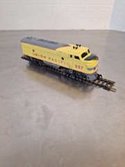 Mantua Tyco Union PacIfic #537 Ho Diesel Locomotive Train