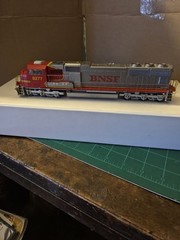 HO Scale BNSF Railway Diesel Locomotive #8277 Red Silver Yellow