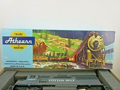 Athearn 4761 Cotton Belt No. 9664 HO GP60 Powered Locomotive