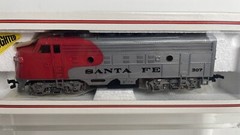 Bachmann HO Santa Fe Warbonnet 307 Diesel EMD F9 Locomotive Open Box