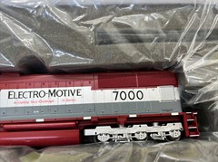 HO ATHEARN GENESIS G6116 SD70M EMD DEMO # 7000