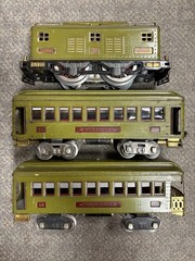+ Lionel Prewar Standard Tinplate Olive Green 8E Locomotive 2 Car Passenger Set