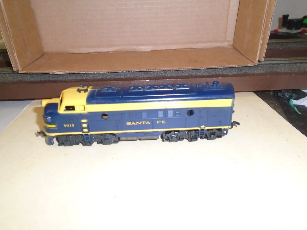 TYCO/MANTUA EMD F-7A DIESEL LOCOMOTIVE – SANTA FE FREIGHT #4015 HO