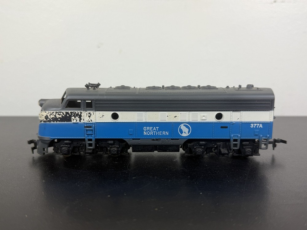 HO Scale Great Northern 377A F-Unit Diesel Locomotive Blue White Gray Vintage