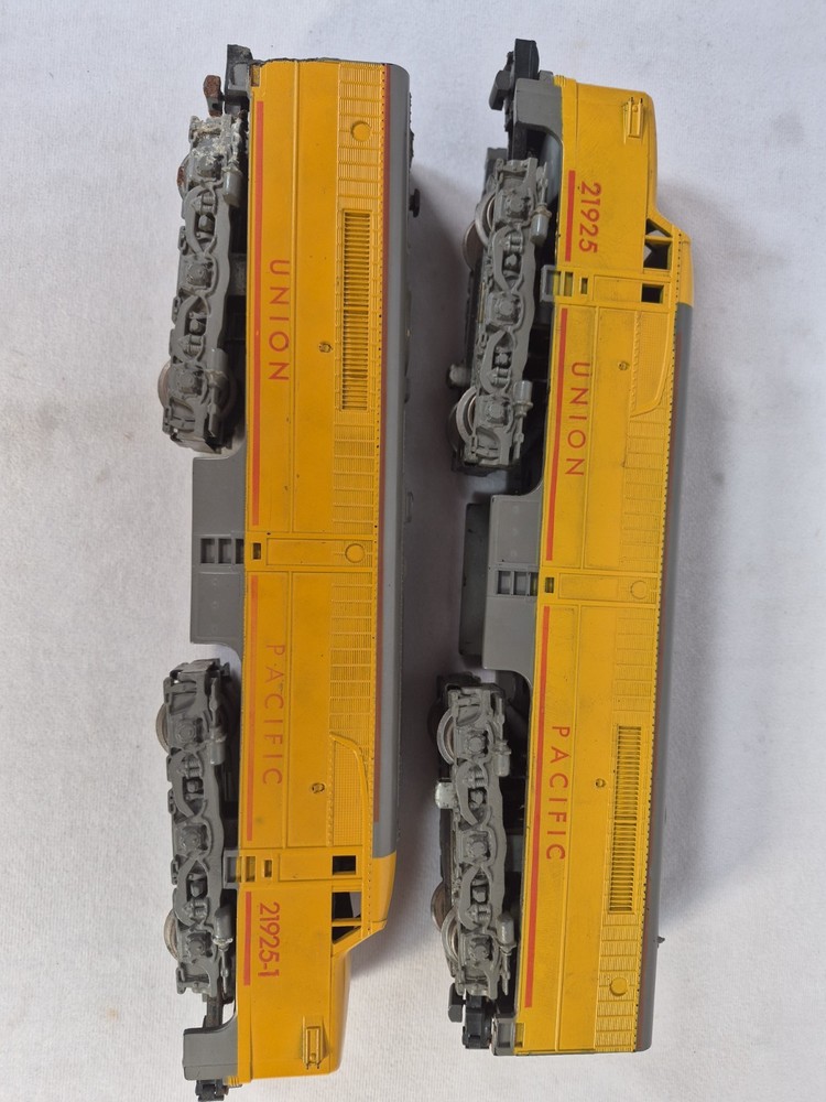American Flyer S Gauge Union Pacific 21925 A-B Diesel Locomotive Set Yellow Gray