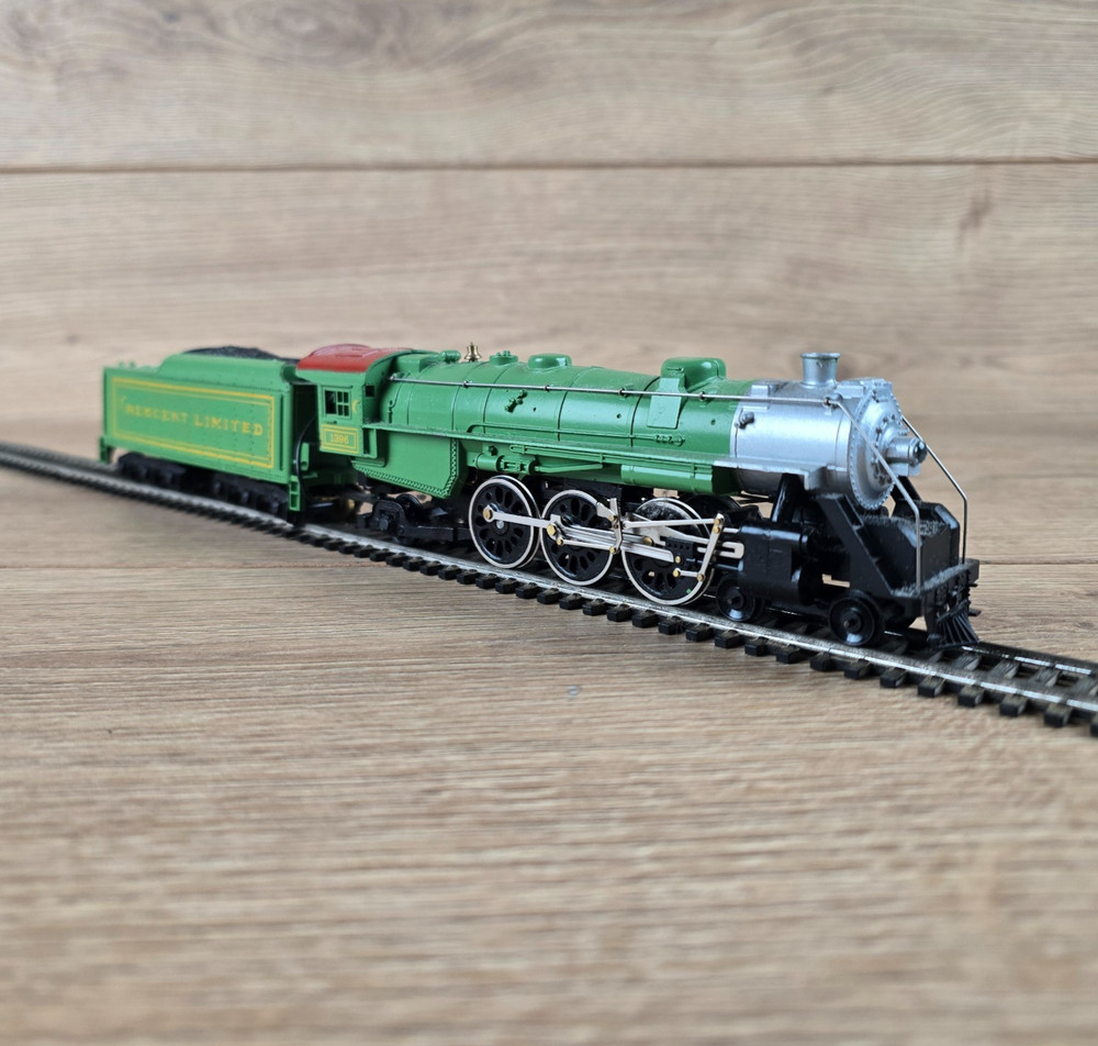 Mantua 311-45 Southern Crescent Limited Steam Locomotive & Tender 1395 HO 4-6-2