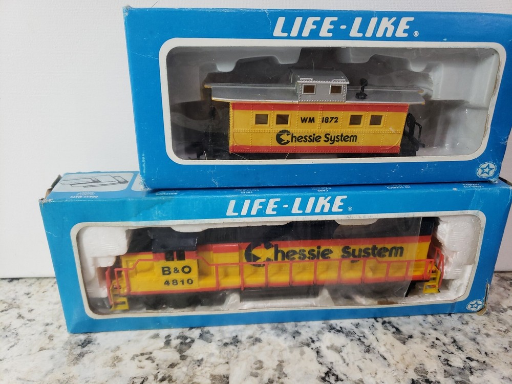 As is Life-Like HO 4810 Engine GP-38 Loco Chessie System B&O 8288 Caboose WM1872