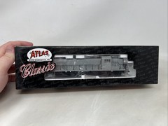 HO ATLAS 8450 ALCO RS-3 LOCOMOTIVE UNDECORATED NOS