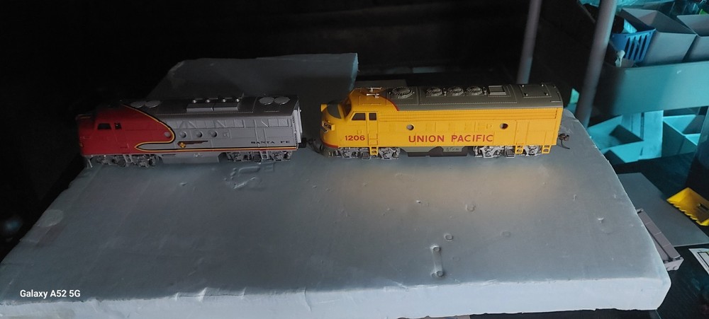 HO Gauge Analog Diesel Locomotives Lot Union Pacific & Santa Fe Yellow Red Gray