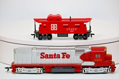 HO SCALE TYCO SANTA FE Railroad Engine 4301 & ATSF RED CABOOSE 7240