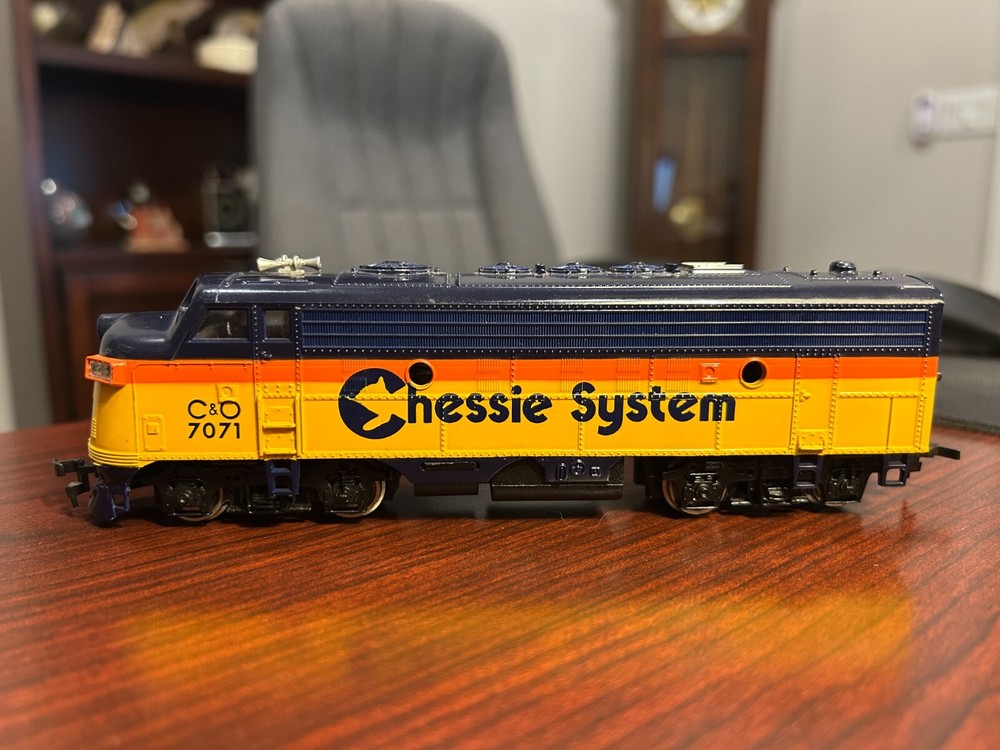 HO Scale Bachmann Chessie System Diesel Loco C&O 7071 -Excellent Used Condition