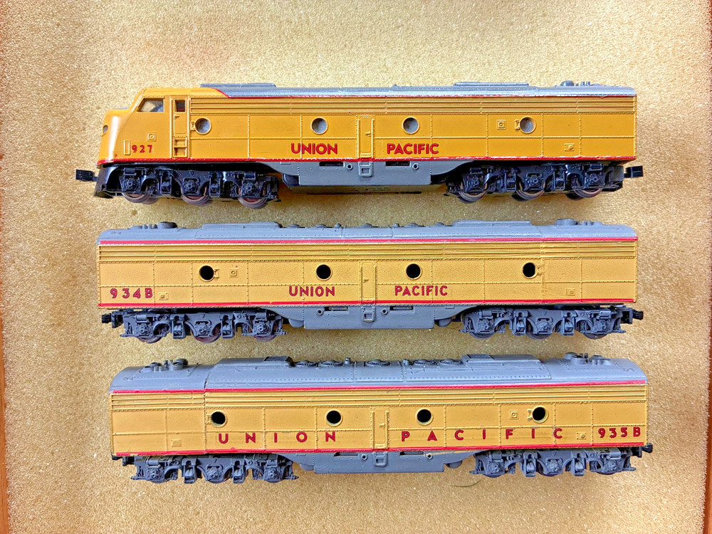 CON-COR N-SCALE EMD,E8 SET A&B + B UNITS (B DUMMY) UNION PACIFIC #927,#934B,935B