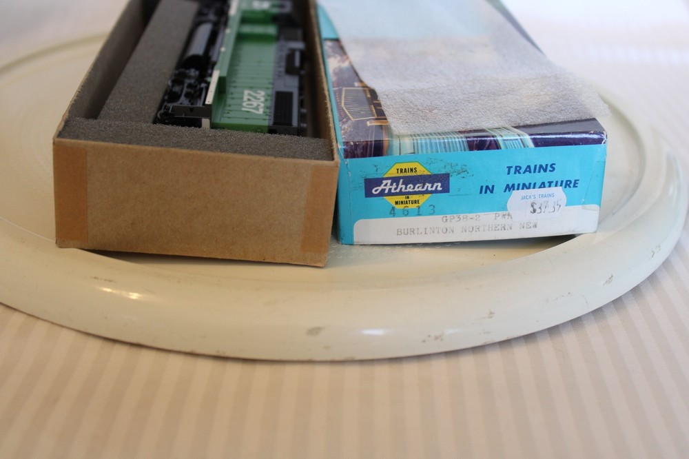 HO Scale Athearn, GP38-2 Diesel Locomotive, Burlington Northern Green, #2267