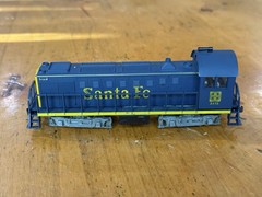 HO Scale AHM Santa Fe Diesel Switcher Locomotive #3415 Blue Yellow