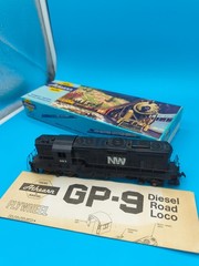 OLD VINTAGE ATHEARN UNECORATE GP9 HO Scale Norfolk & Western 3151 BRASS TRUCKS