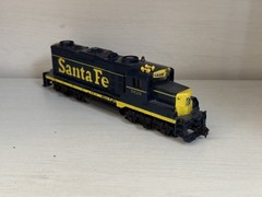 Mantua TYCO HO Scale Santa Fe Bookend EMD GP20 #5628 Diesel Locomotive