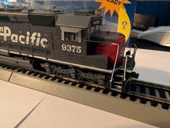 Athearn Southern Pacific 9375 HO Scale Diesel Locomotive DCC Installed Gray Red