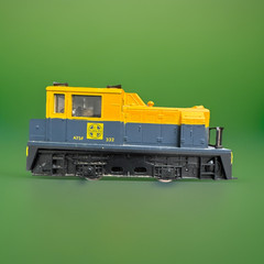 Model Power HO Switcher Locomotive Santa Fe 332 Yellow Blue Black Plastic Metal