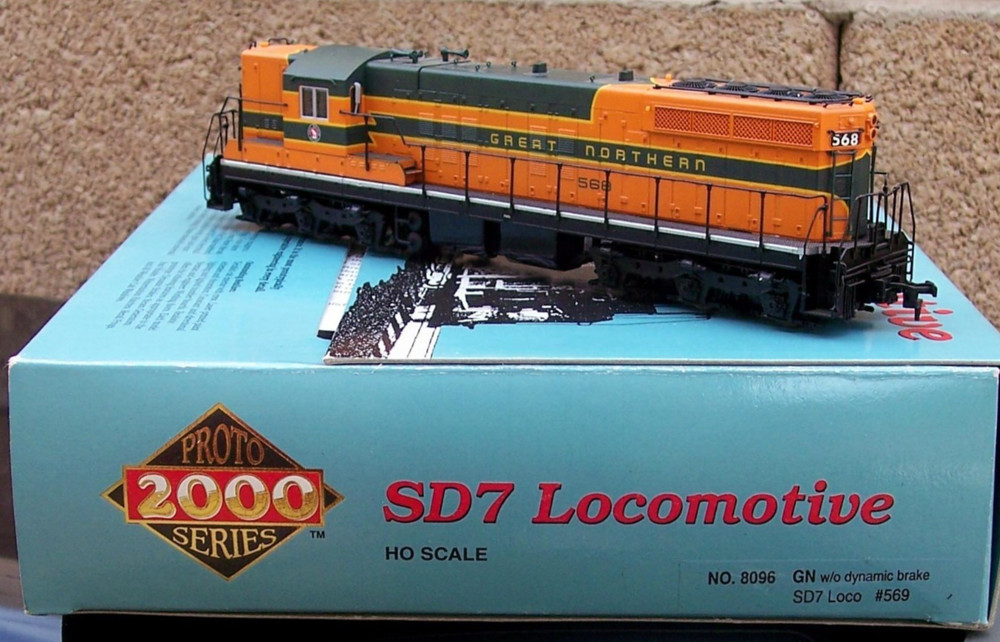 Great Northern Railway Railroad SD-7 Powered Locomotive #568 HO Scale