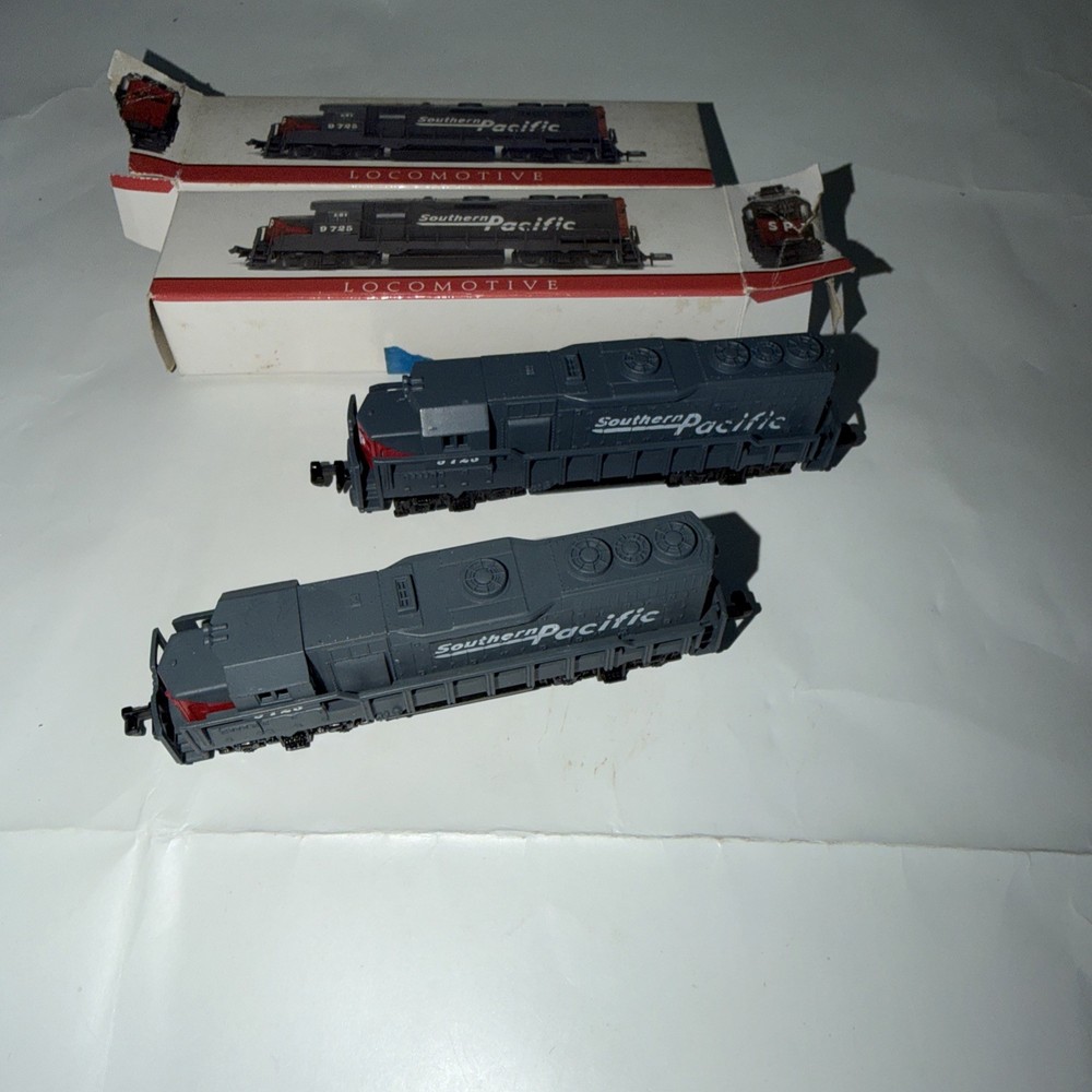 N Gauge Southern Pacific Diesel Locomotive 9725 Gray/Red set of 2