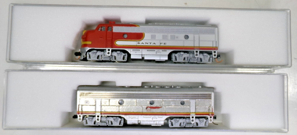 N scale Kato ATSF F3 A+B diesel engine set in orig box (lot N 182)