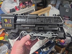 Lionel Disney Polar Express Train Engine Locomotive 1225 & Caboose Model 711795