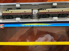 NAPA VALLEY WINE TRAIN F7 – A/A Locos – DC/DCC Ready – HO Scale NEW SEALED