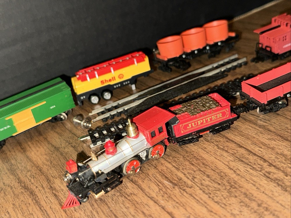 N- Scale ” Union Pacific JUPITER” Locomotive & Tender With Passenger Cars