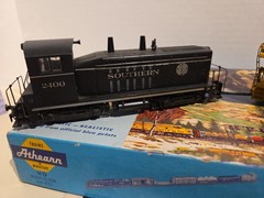 Athearn HO Southern #2400 SW-1500 Diesel Engine DC/ Alaska Railroad Caboose