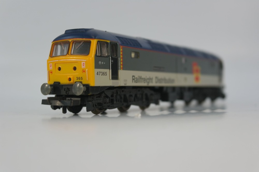 Lima L204832 Class 47 47365 ‘Diamond Jubilee’ in Railfreight Distribution grey