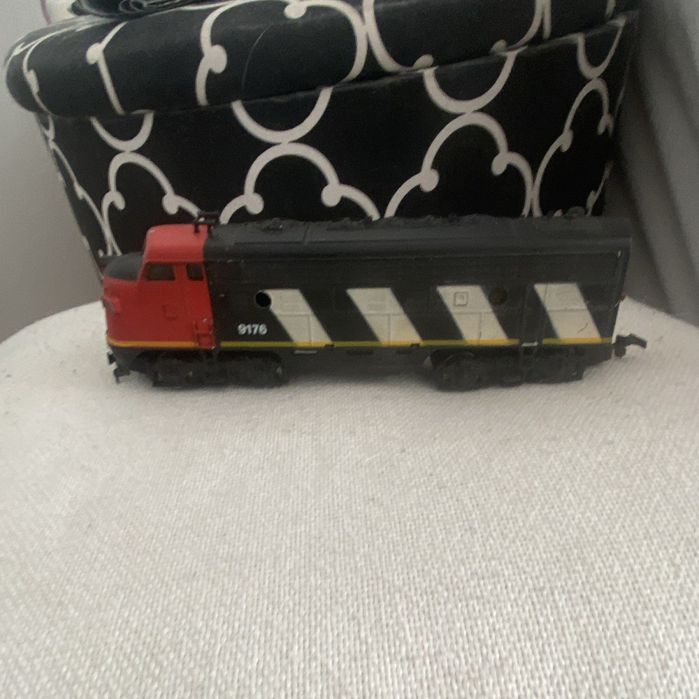 Canadian National N Diesel Locomotive Analog 9176 Black Red White Plastic