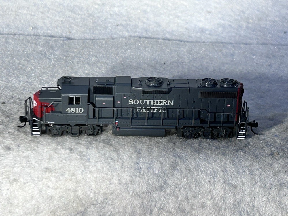Beautiful Southern Pacific RR Bloody Nose Scheme GP-38-2 Diesel Engine N Gauge