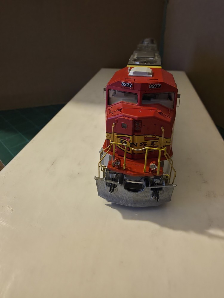 HO Scale BNSF Railway Diesel Locomotive #8277 Red Silver Yellow