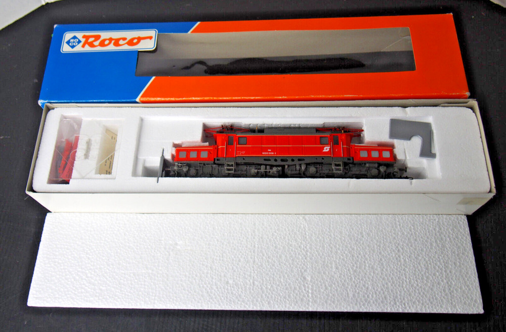 Roco 43485 HO gauge ÖBB 1020 / E94 “Krokodil” electric loco in red livery