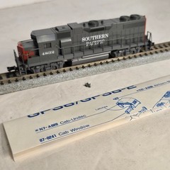 Kato 176-019 N Scale Southern Pacific EMD GP-38-2 Loco. Runs. Made in Japan.