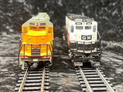 Lot 2 Bachmann Spectrum HO 9139 GM EMD GP30 1962 (blank-white) 8WD, WORKS