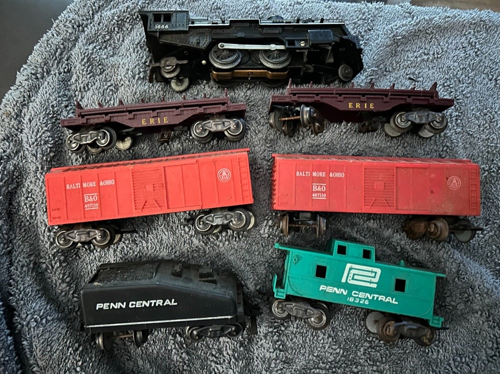 Marx Locomotive Engine 1666 with 6 cars track and 2 transformers UNTESTED
