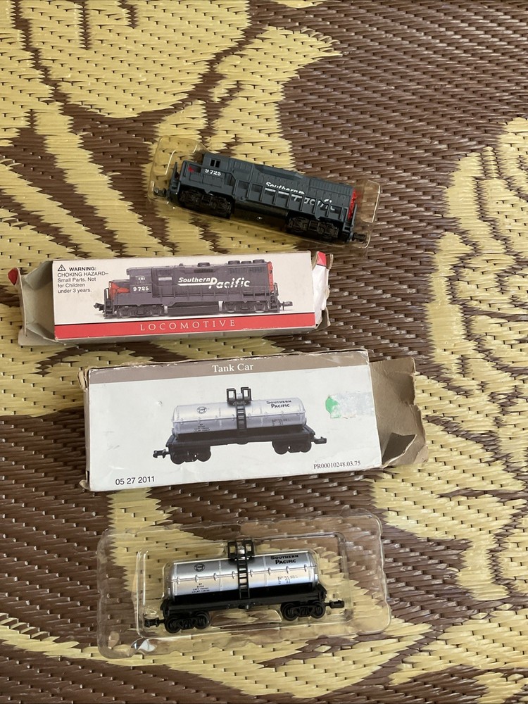 Southern Pacific Diesel Locomotive 9725 Non-powered N Scale + Tanker Car