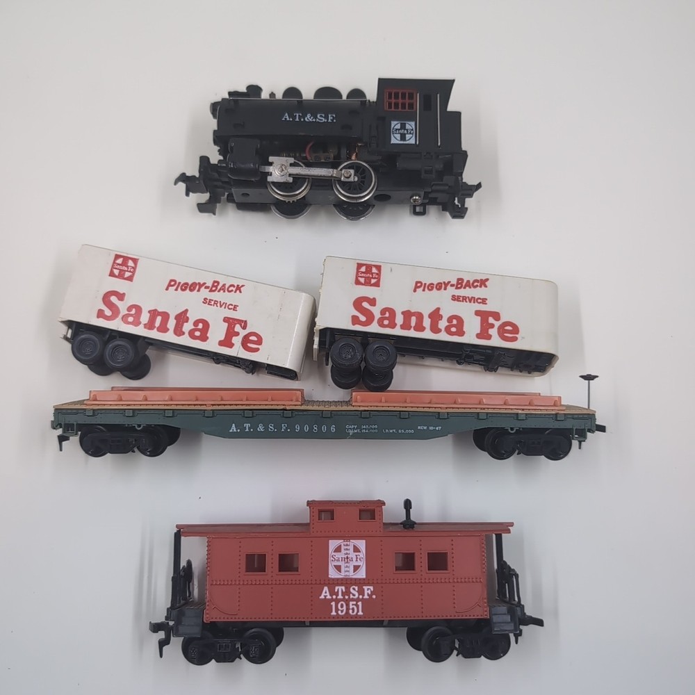 Life-like HO Scale ATSF #98 Santa Fe 0-4-0 Engine + Flat Car Trailers + Caboose